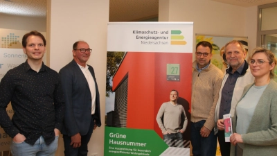 Daniel Kultau (Stadtwerke Schaumburg-Lippe), Frank Wohlgemuth (Weser Westfalen Energie), Christoph Linden (Klimaschutz- und Energieagentur Niedersachsen), Horst Roch und Karina Gröger (beide Energieagentur Schaumburg) rufen zur Bewerbung zur Aktion „Grüne Hausnummer“ auf.  (Foto: bb)