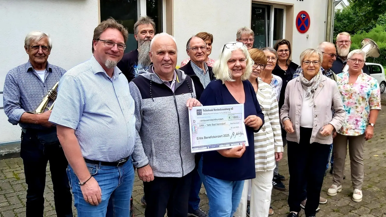Spender, Unterstützende und ehrenamtlich Helfende freuen sich über die Benefiz-Spende. (Foto: gk)