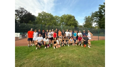 Spannende Matches und ausgelassene Stimmung prägten den Turniertag, der von strahlendem Spätsommerwetter begleitet wurde.  (Foto: privat)