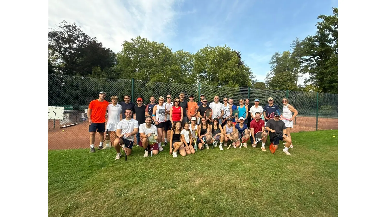 Spannende Matches und ausgelassene Stimmung prägten den Turniertag, der von strahlendem Spätsommerwetter begleitet wurde.  (Foto: privat)