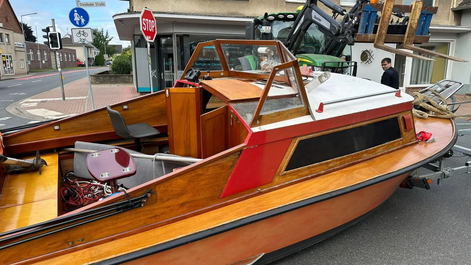 Neben der Spur: Ein Boot auf der Kreuzung. (Foto: Feuerwehr)