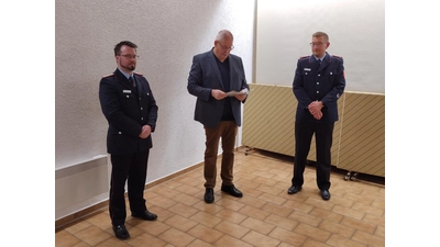 Samtgemeindebürgermeister Hartmut Krause konnte zwei Kameraden ihre Ehrenamtskarte überreichen. (Foto: privat)