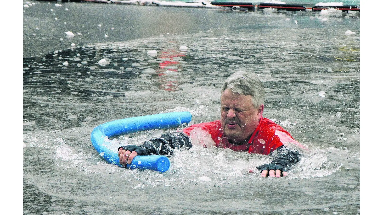 Mit trockenen Füßen über das Schwimmbecken (Foto: bb)