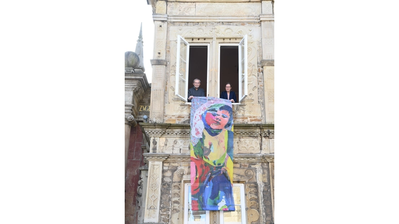 Dr. Lu Seegers, Geschäftsführerin der Schaumburger Landschaft, und Peter Weber, Vorsitzender der Arbeitsgruppe Kunst der Schaumburger Landschaft, präsentieren das neue Projekt und eine farbenfrohe Beispielfahne. (Foto: privat)