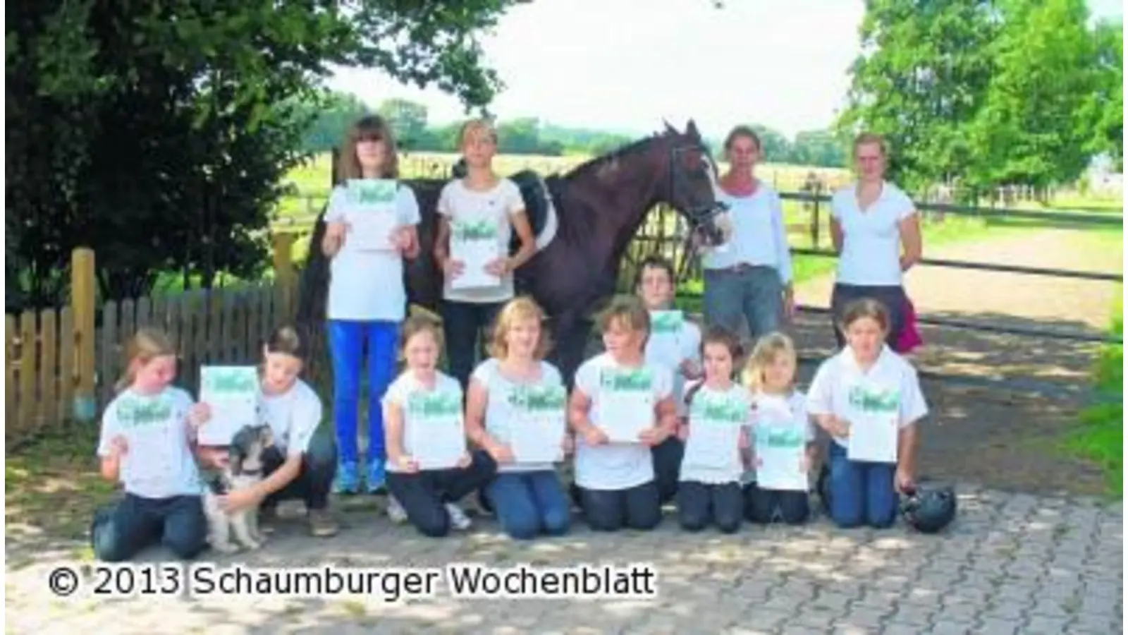 Nachwuchsreiter erhalten das Motivationsabzeichen (Foto: hb)