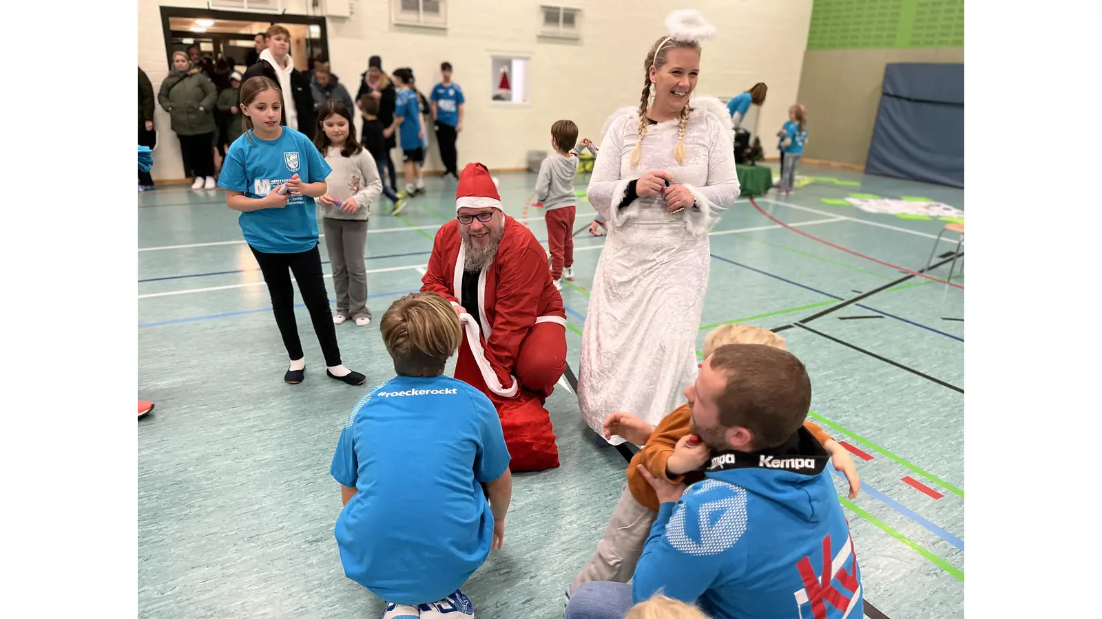 Auf die Kleinen warteten süße Überraschungen aus dem Jutesack. (Foto: Heiner Spannuth)