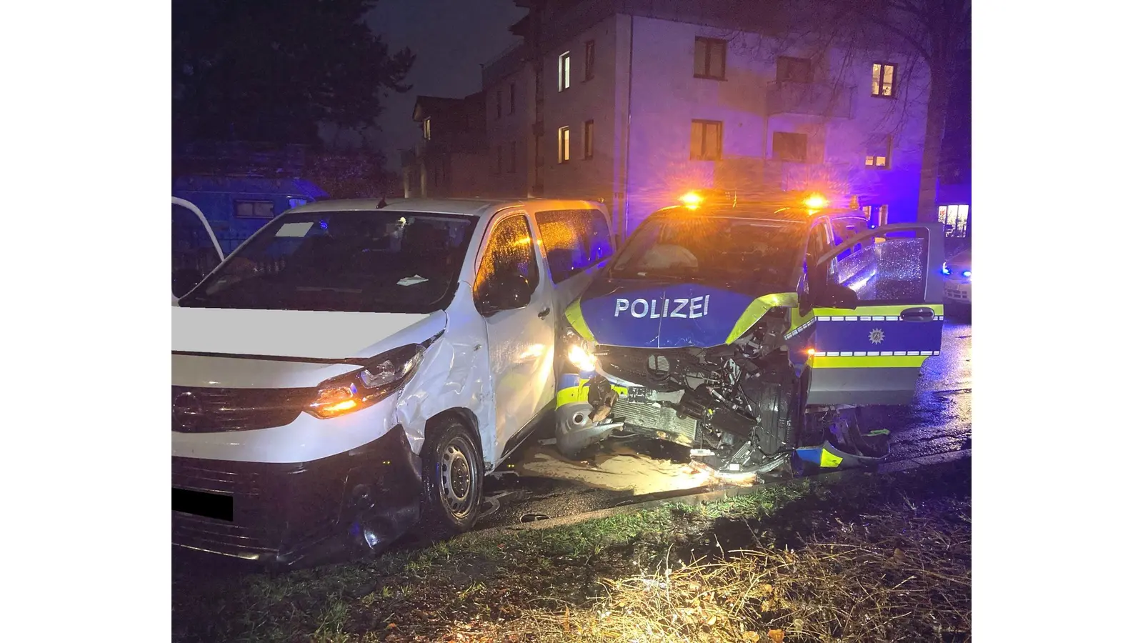 Auf der Marienstraße in Minden stießen die beiden Fahrzeige zusammen. (Foto: Polizei Minden-Lübbecke)
