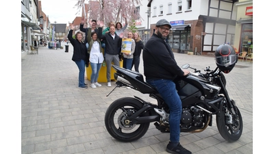 SMS-Verteter und Kaufleute werben für das Pflasterfest. (Hinten v.r.n.l.): Lena Adelt (Spiel Mit), Alana Helbing (SN-Eventmanagerin), Anja Adelt (Spiel Mit), Jeanette Grabowski (Fleurie), Torsten Richter (SMS-Vorstand), Claudia Janik (Hold), Ilca Foraita (Hilgenfeld), Regina Tegeler (SMC). Michael Angelis (vorn) wirbt für das Motorradtreffen. (Foto: ab)