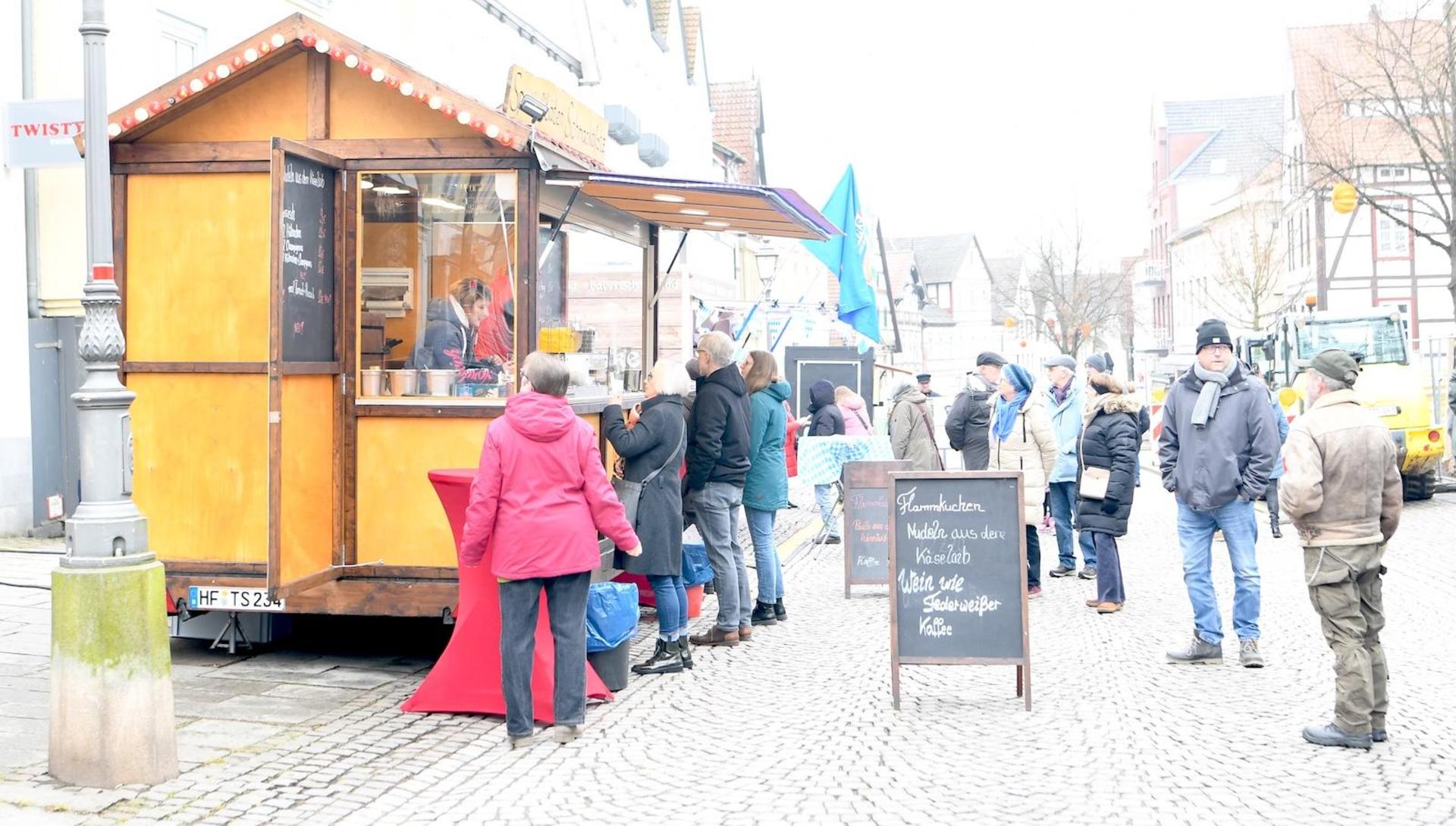 Foodtrucks beim verkaufsoffenen Sonntag im Februar 2026. Schon kurz vor der Ladenöffnung ab 13 Uhr war gut was los in der Innenstadt. (Foto: nd)