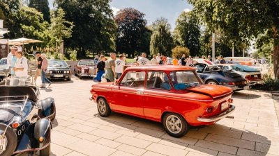 Historische Fahrzeuge auf der Esplanade im Kurpark (Foto: Marie-Christin Pratsch)