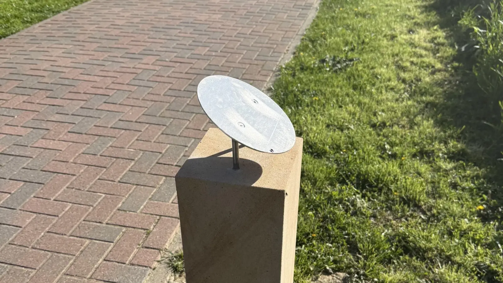 Die verdrehte und beschädigte Uranus-Stele am Planetenwanderweg. (Foto: privat)