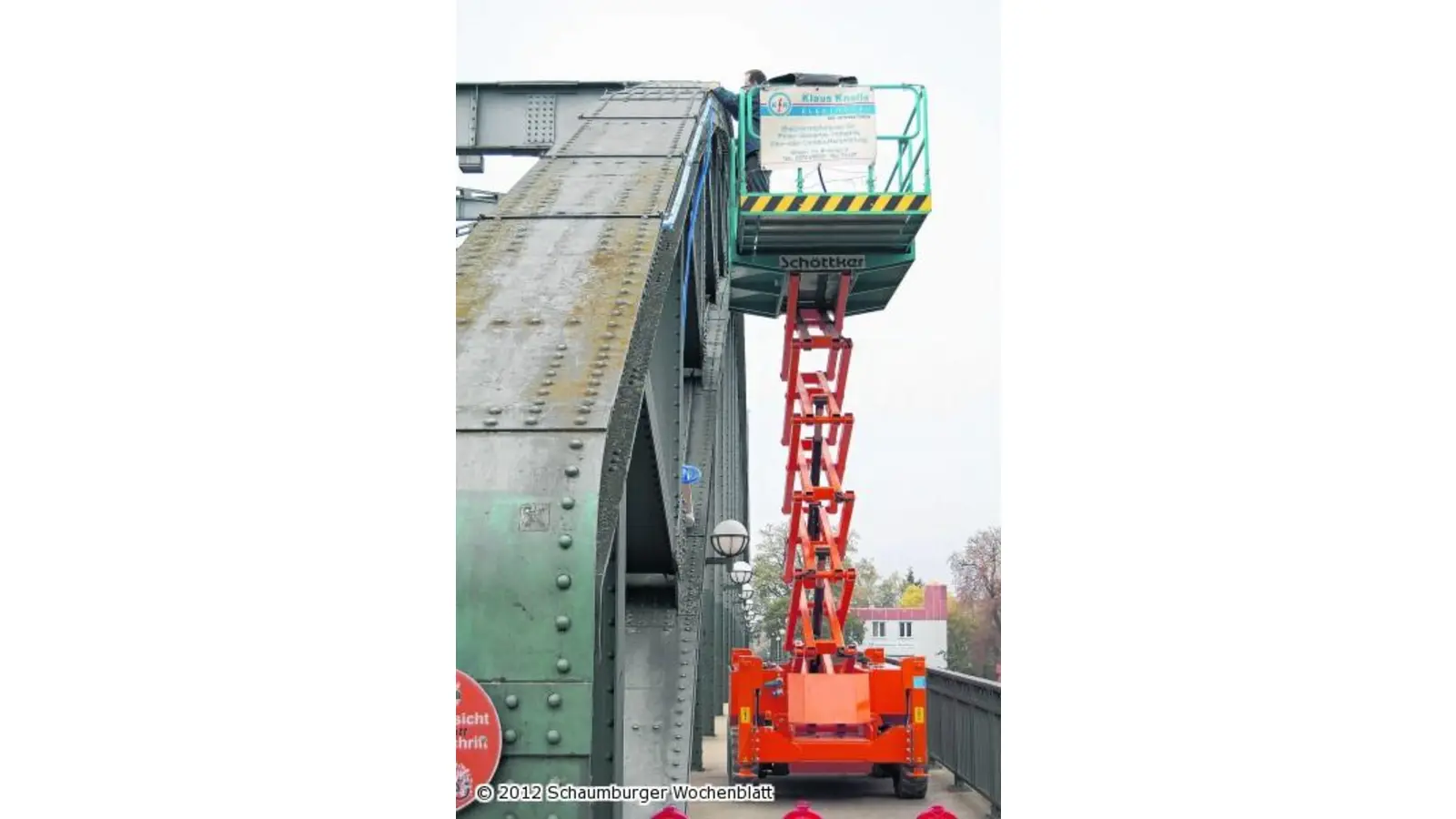 Blaues Licht setzt die alte Hindenburgbrücke in Szene (Foto: ste)