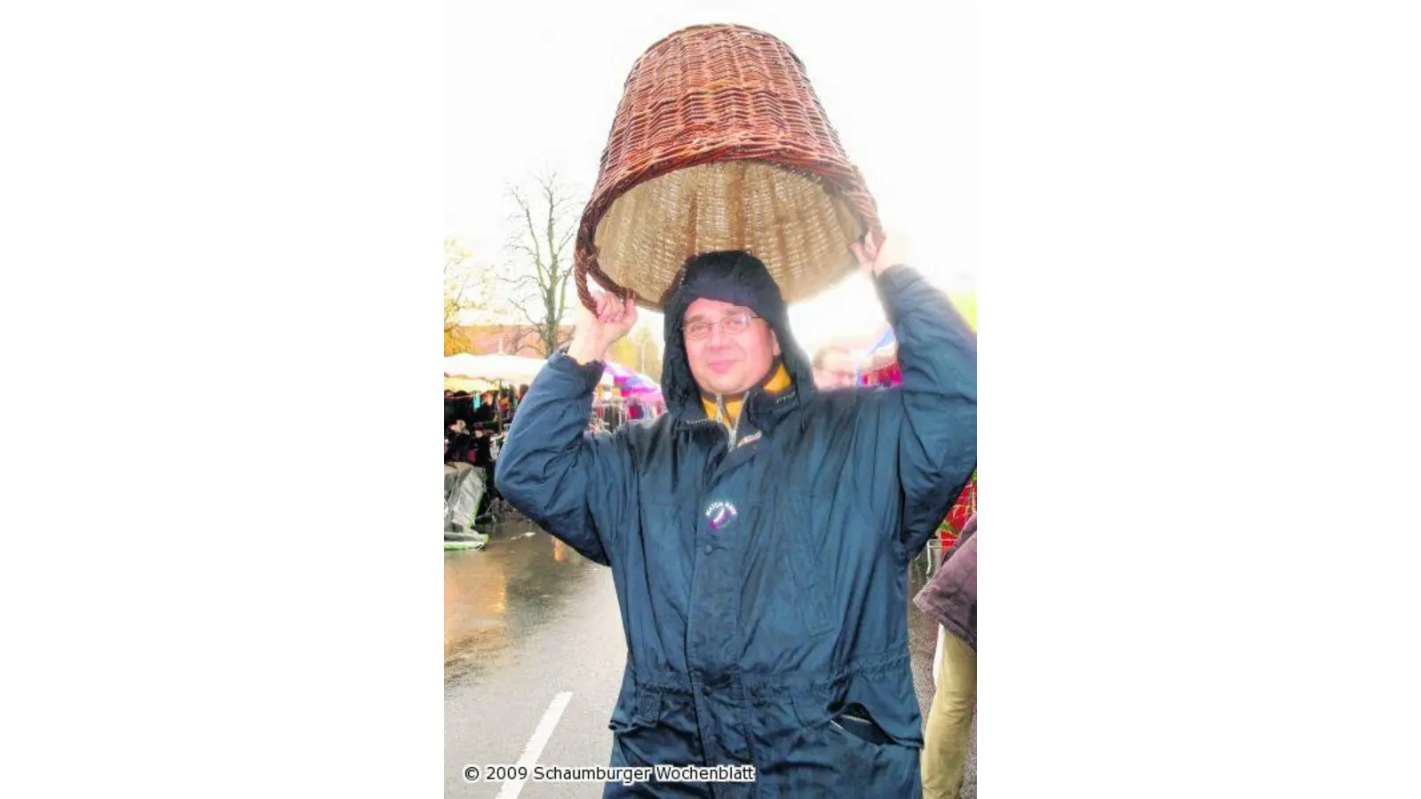 Gut behütet bummeln Mit unterschiedlichen Kopfbedeckungen trotzen Besucher dem Wetter (Foto: rp)