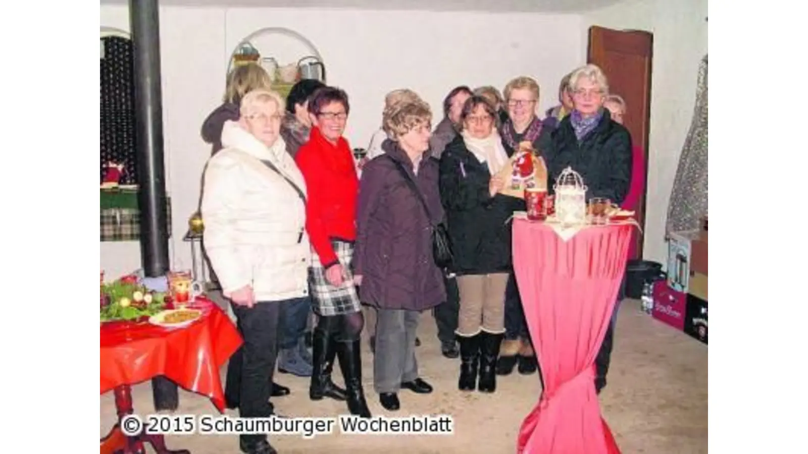 Landfrauen übergeben eine Spende an Hospiz-Engel (Foto: mk)