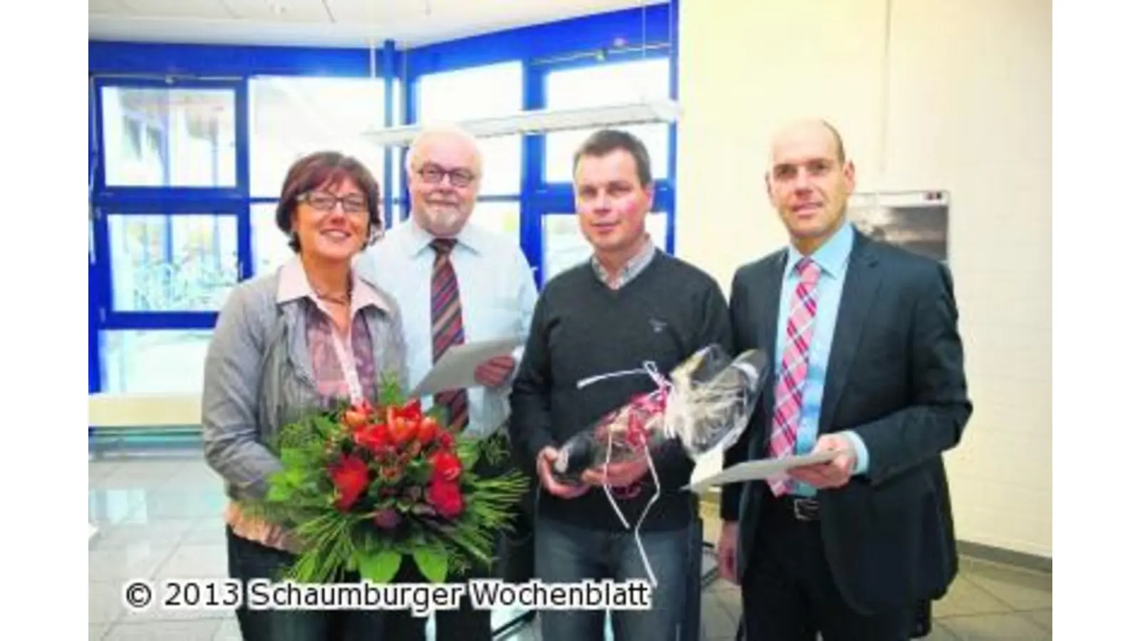 Verlagsleitung gratuliert Mitarbeitern zum Jubiläum (Foto: tau)