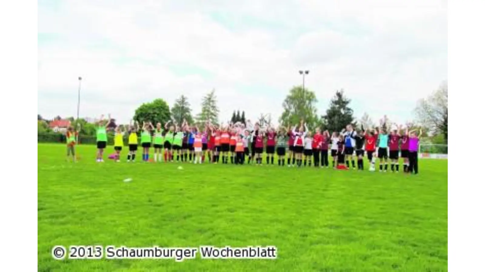 40 Mädels jagen dem Ball hinterher (Foto: em)