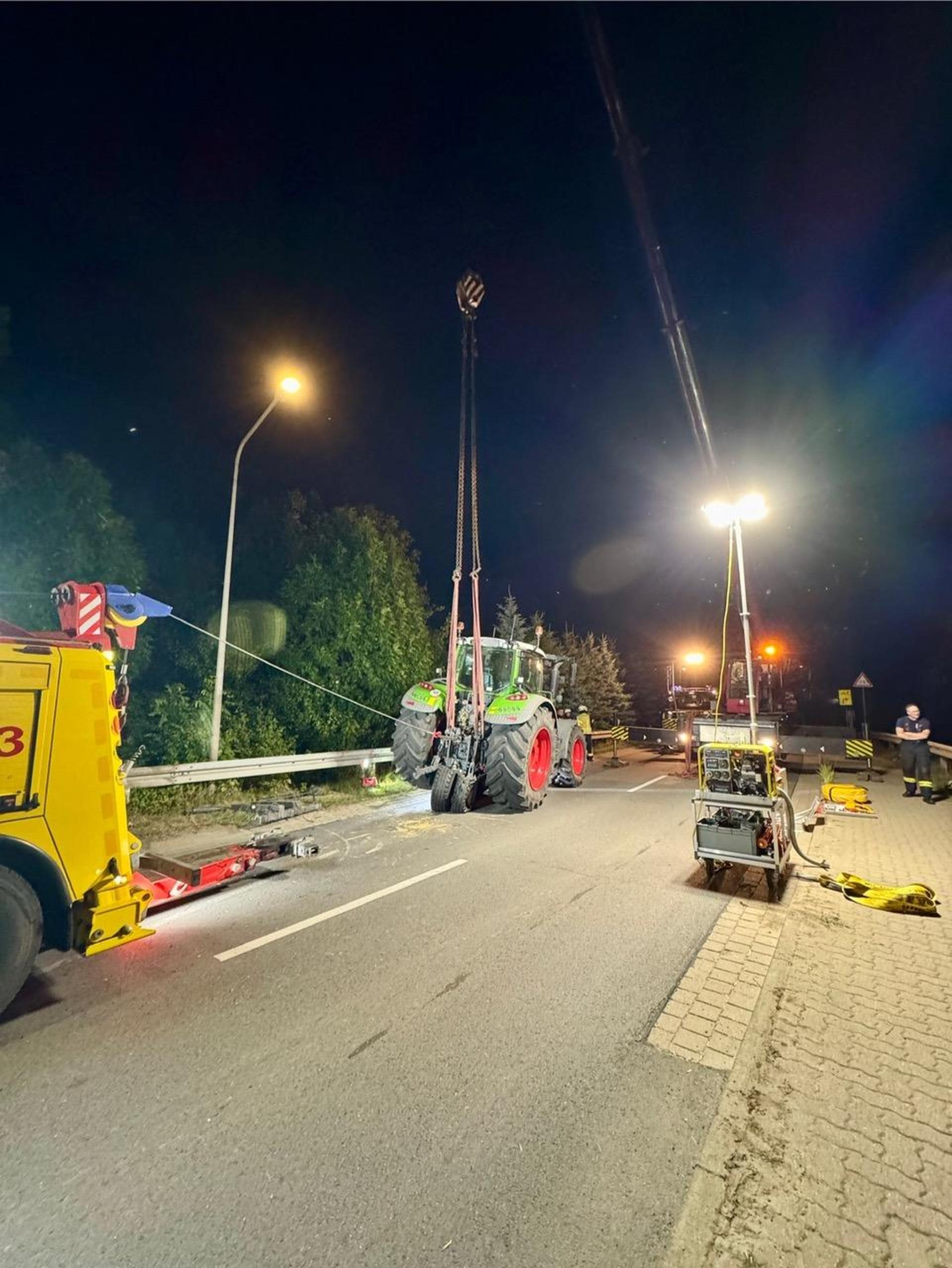 Bergungsarbeiten in Blumenau: Ein liegengebliebener Traktor. (Foto: Feuerwehr)
