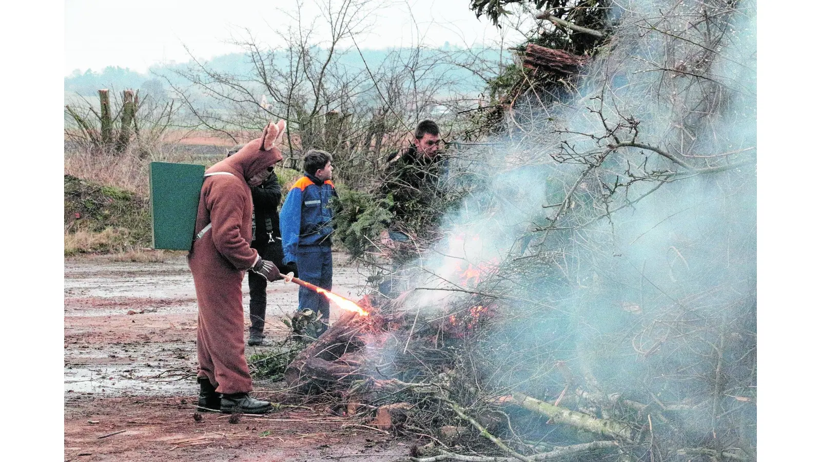 Bunte Eier und Feuer (Foto: gi)