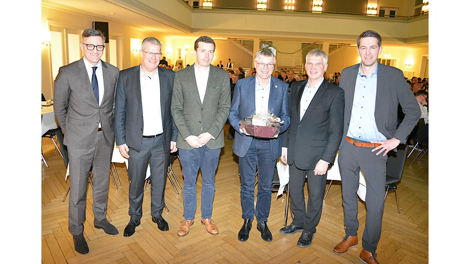 RLB-Vorstandsvorsitzender Hartmut Brunkhorst (3.v.r.) wurde nach Erreichen der Altersgrenze mit der Ehrennadel Gold geehrt und feierlich verabschiedet: Es gratulieren (v.l.) Peter Götz, Vorstandsmitglied Genoverband, Marco Gottschalk, hauptamtliches Vorstandsmitglied RLB und Vorstandssprecher, Dr. Leon Schäkel, stellvertretender Vorstandsvorsitzender RLB, Wilhelm Wiebke, Vorsitzender des Aufsichtsrats RLB und Piet de Vries, hauptamtliches Vorstandsmitglied RLB. (Foto: pd)