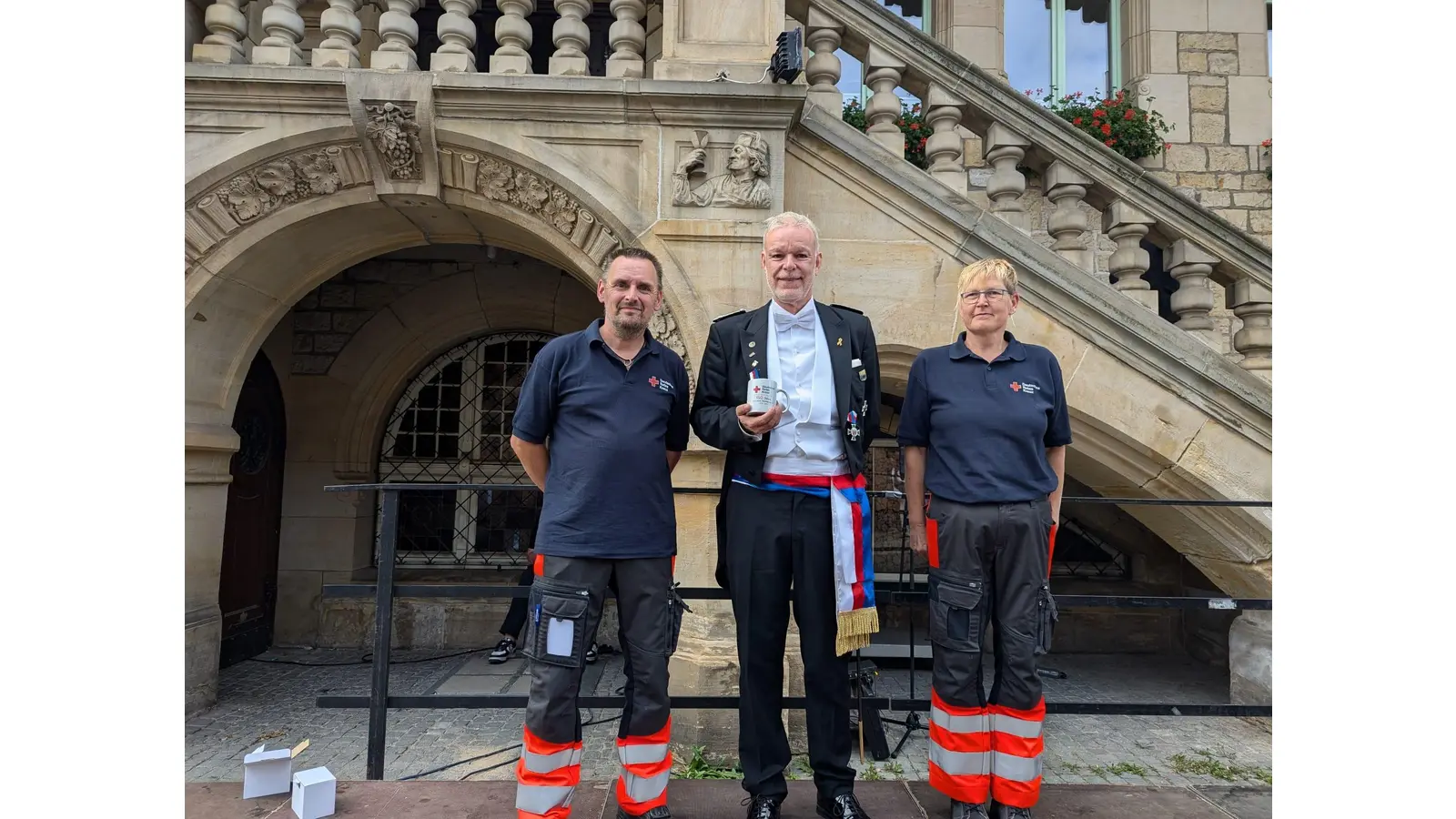 Stadtmajor Martin Brand bedankt sich bei den Mitgliedern des DRK Bückeburg für ihren geleisteten Einsatz und hält dabei symbolisch<br>die Jubiläumstasse in der Hand „Tradition die Verbindet”. (Foto: privat)