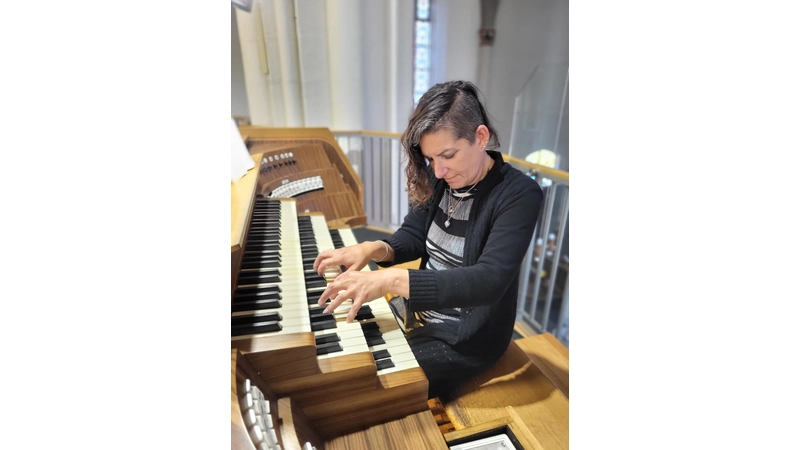 1969 in Neuwied am Rhein geboren, startete Nicole Margret Grünewald Ihre ersten Tastenerlebnisse im zarten Alter von drei Jahren auf dem heimischen Klavier. (Foto: privat)