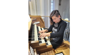 1969 in Neuwied am Rhein geboren, startete Nicole Margret Grünewald Ihre ersten Tastenerlebnisse im zarten Alter von drei Jahren auf dem heimischen Klavier. (Foto: privat)