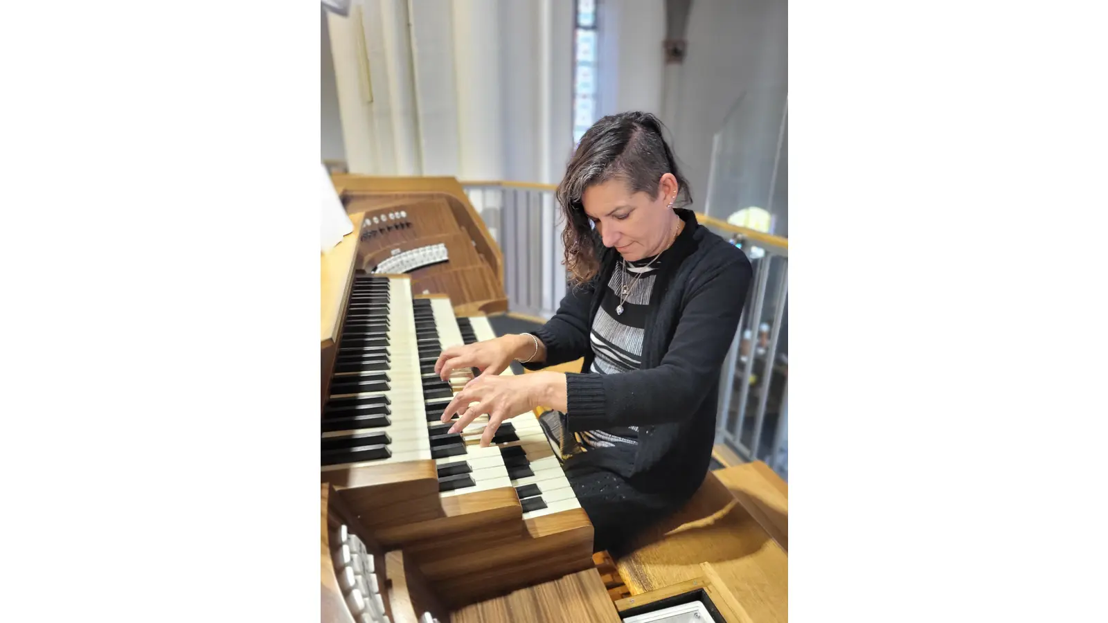 1969 in Neuwied am Rhein geboren, startete Nicole Margret Grünewald Ihre ersten Tastenerlebnisse im zarten Alter von drei Jahren auf dem heimischen Klavier. (Foto: privat)