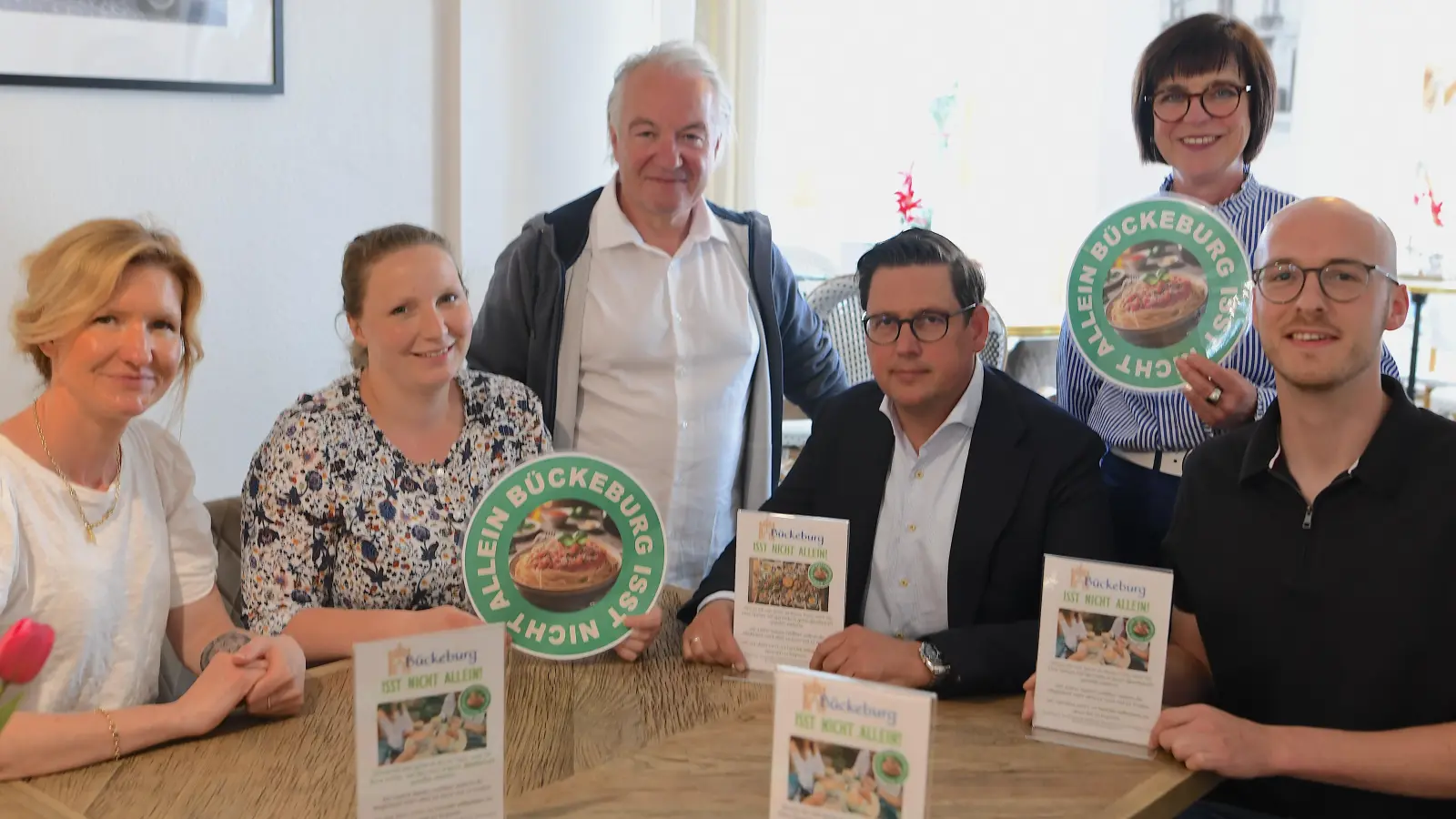 Zum Start der Aktion trafen sich Jennifer Mohme-Xhata von der Hof-Apotheke, &nbsp;Annika Fauth vom Stadtmarketing, Innitiator Moreno Ciotti , Bürgermeister Axel Wohlgemuth, Astrid Herbst-Wagner von der Tourist-Information und Peter Schmitz vom Cafe Augusta. (Foto: nd)