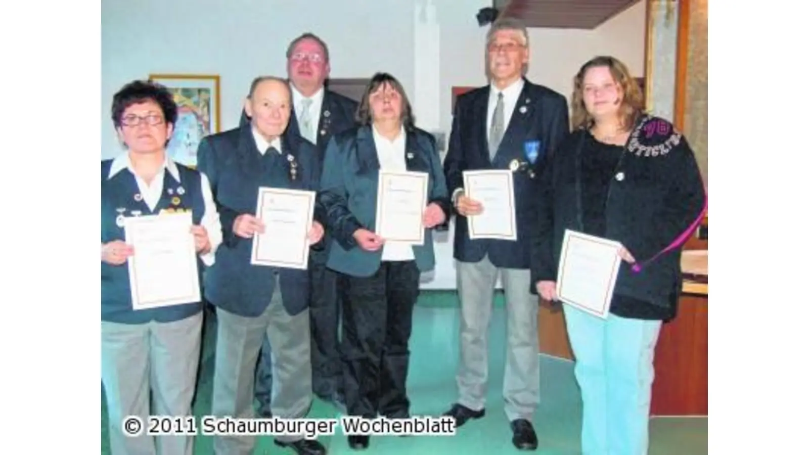 Gleich mehrere Mitglieder nehmen das interne Verdienstkreuz entgegen (Foto: tt)