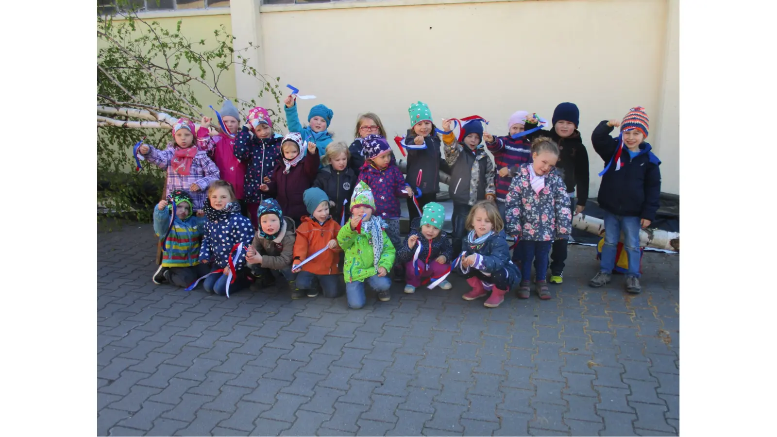 Füchse schmücken Maibaum (Foto: wa)