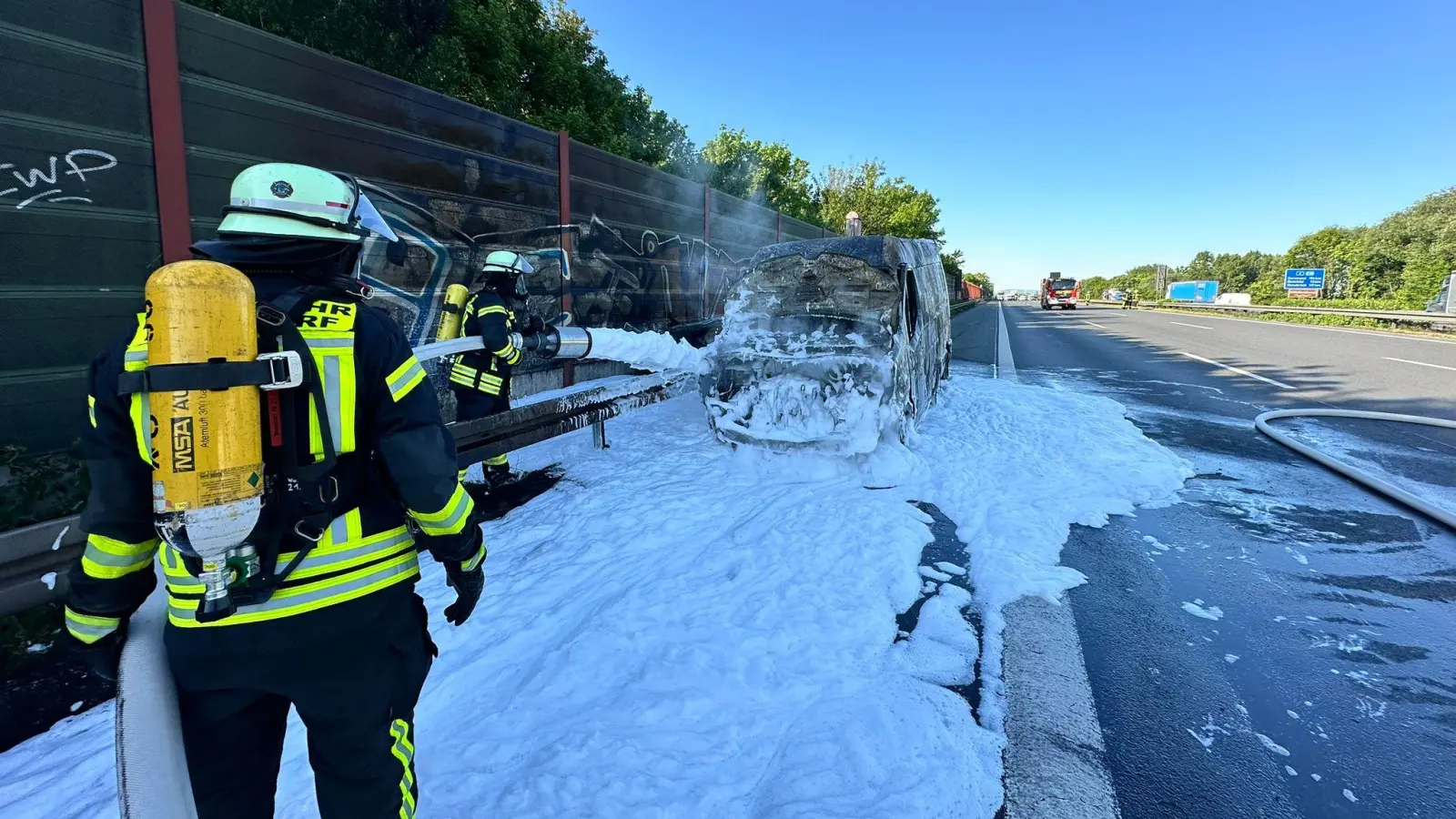 Bei den Löscharbeiten: Einsatzkräfte aus Wunstorf und Kolenfeld. (Foto: Feuerwehr)