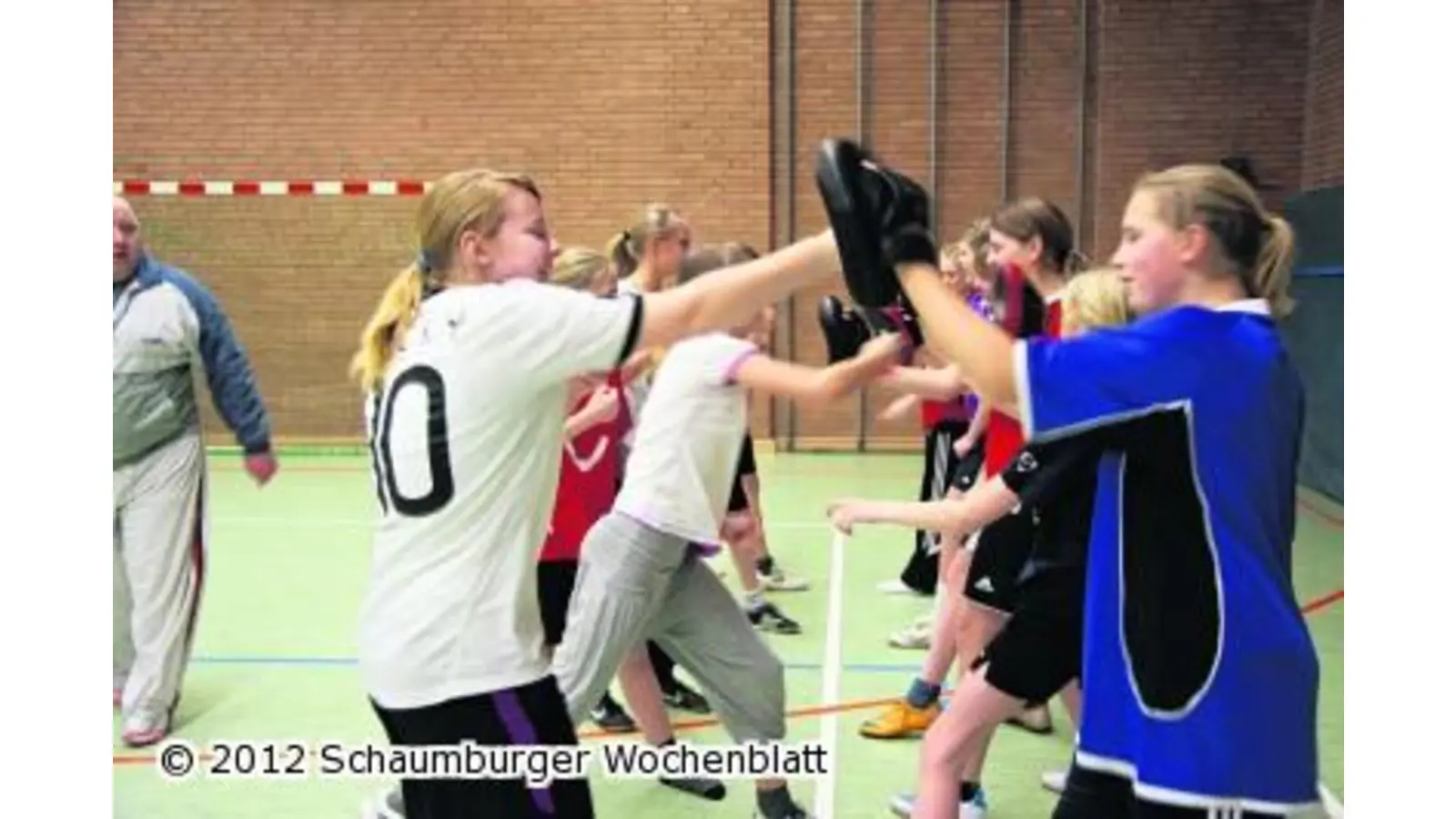 Kickboxtraining als Abwechslung für Fußballerinnen von Deister United (Foto: em)