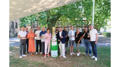 Die Vertreter des SMS, Sponsoren und Aussteller laden zum Stadthäger Weinfest ein, das am Wochenende vom 14. August bis 16. August stattfindet. (Foto: bb)
