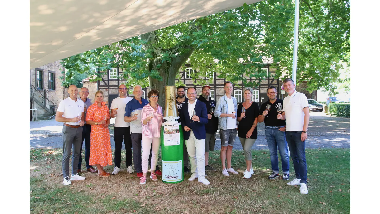 Die Vertreter des SMS, Sponsoren und Aussteller laden zum Stadthäger Weinfest ein, das am Wochenende vom 14. August bis 16. August stattfindet. (Foto: bb)