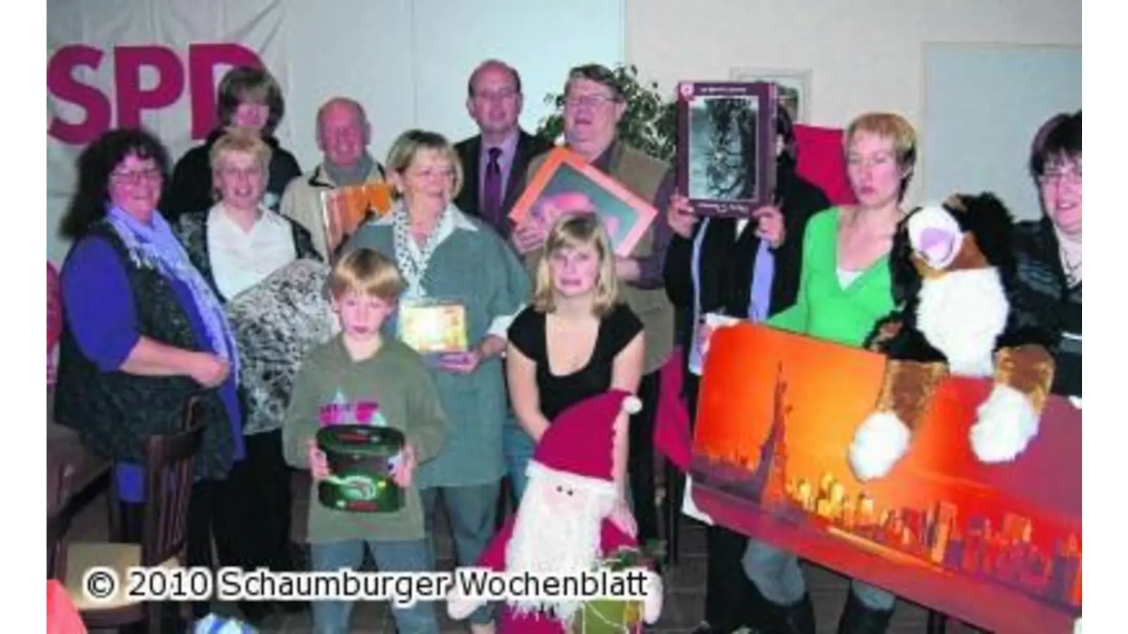 Jung und Alt vergnügen sich gemeinsam beim Bingo-Spiel (Foto: red)