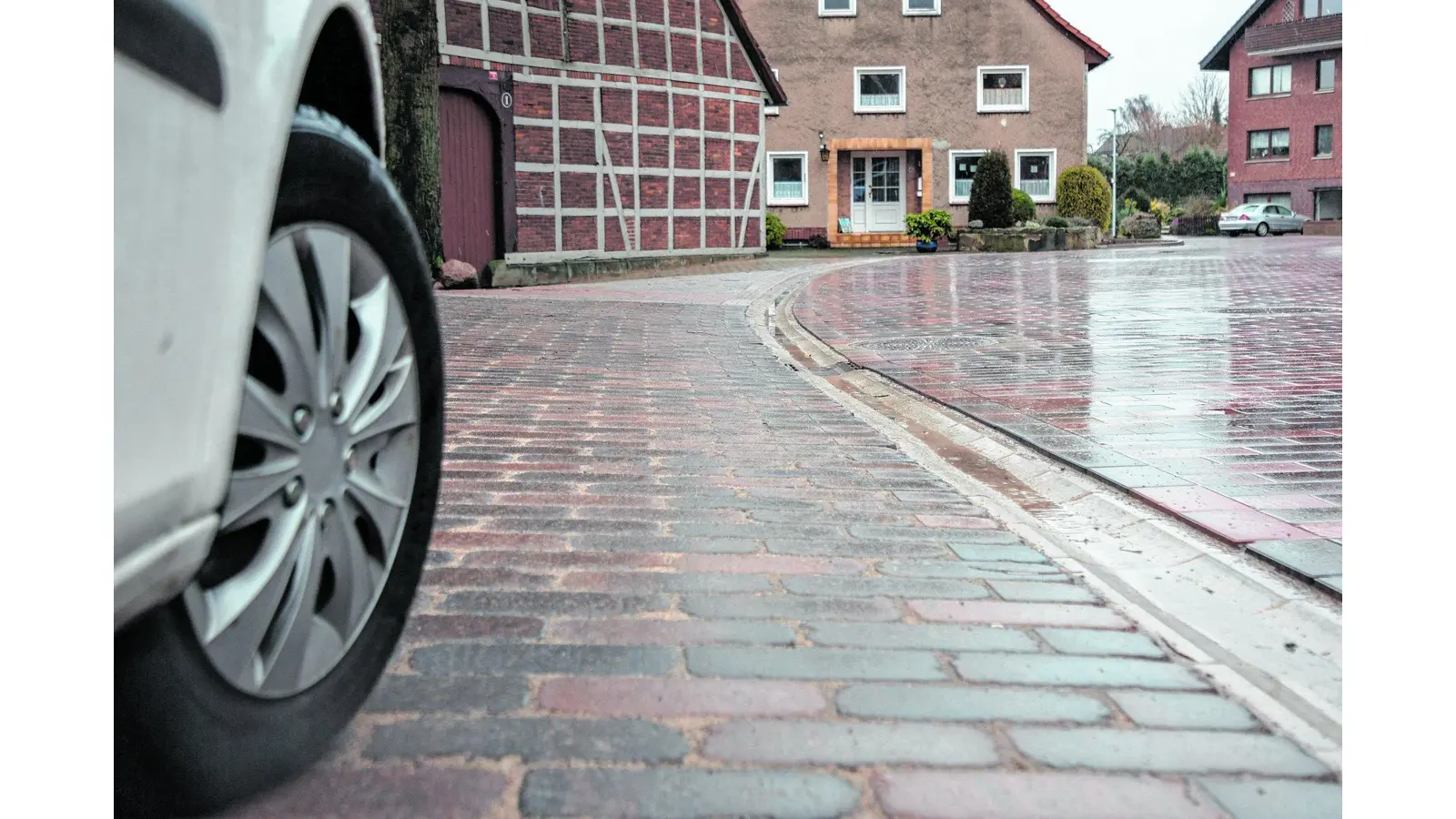 Das Gros der Bürger wünscht sich eine Pflasterung (Foto: jl)