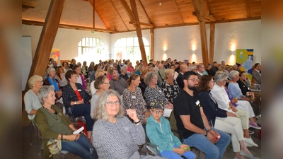 Über 100 aufmerksame Zuhörer im Gartensaal des Rittergutes. (Foto: ab)