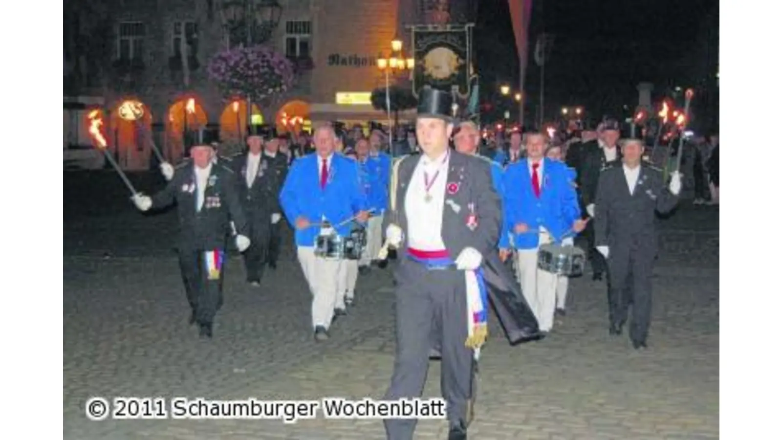 Hunderte applaudieren nach Zapfenstreich (Foto: red)