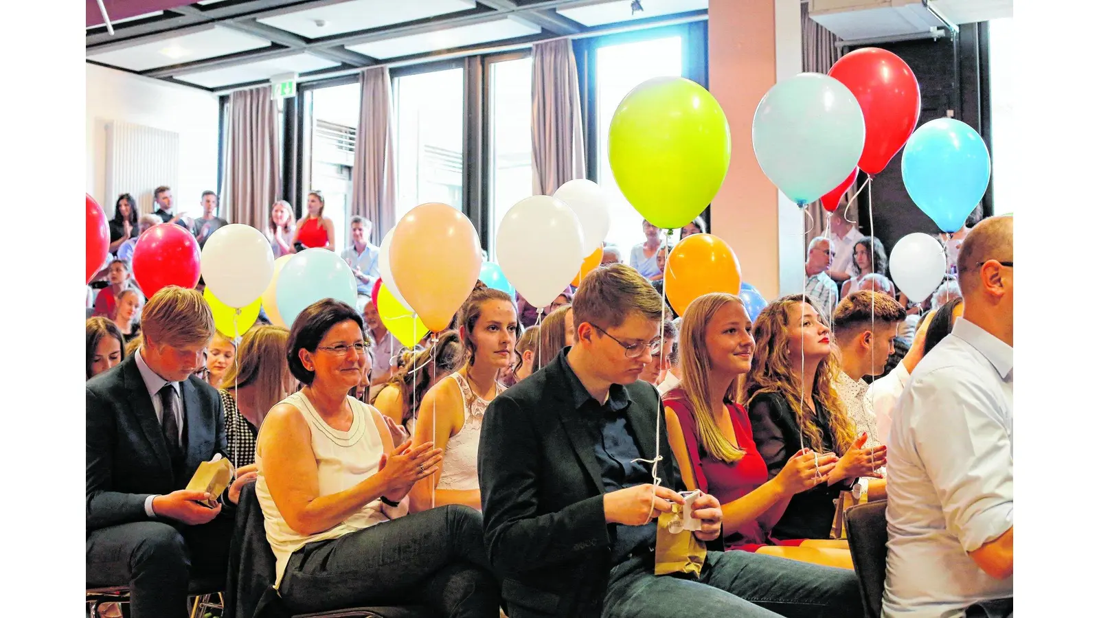 Mit einer Ballonparty enden zwölf Jahre Schule (Foto: jl)