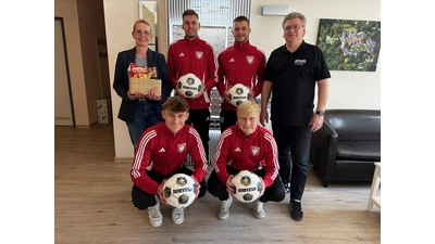 Das Team von Di Noto Hörakustik Augenoptik Kosmetik GmbH übergibt die Bälle an die Erste Herren des SV Nienstädt 09. (Foto: privat)