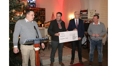 Michael Frieg, Reiner Walter und Reiner Wehrmann vom Bürgerbataillon übergeben die Spende über 500 Euro an Schulleiter Frank Suchland. (Foto: Borchers, Bastian)