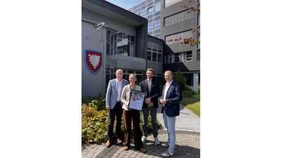 Landrat Jörg Farr (v. li.), Verena Michalek, Geschäftsführerin der Energieagentur Schaumburg, Joscha Bergmann, Regionalmanager der Zukunftsregion Weserberglandplus und Tobias Fischer, Baudezernent des Landkreises geben den Startschuss für das Projekt „Zukunftsfähiges Schaumburg 2040”. <br><br> (Foto: Anna Huth, Energieagentur)