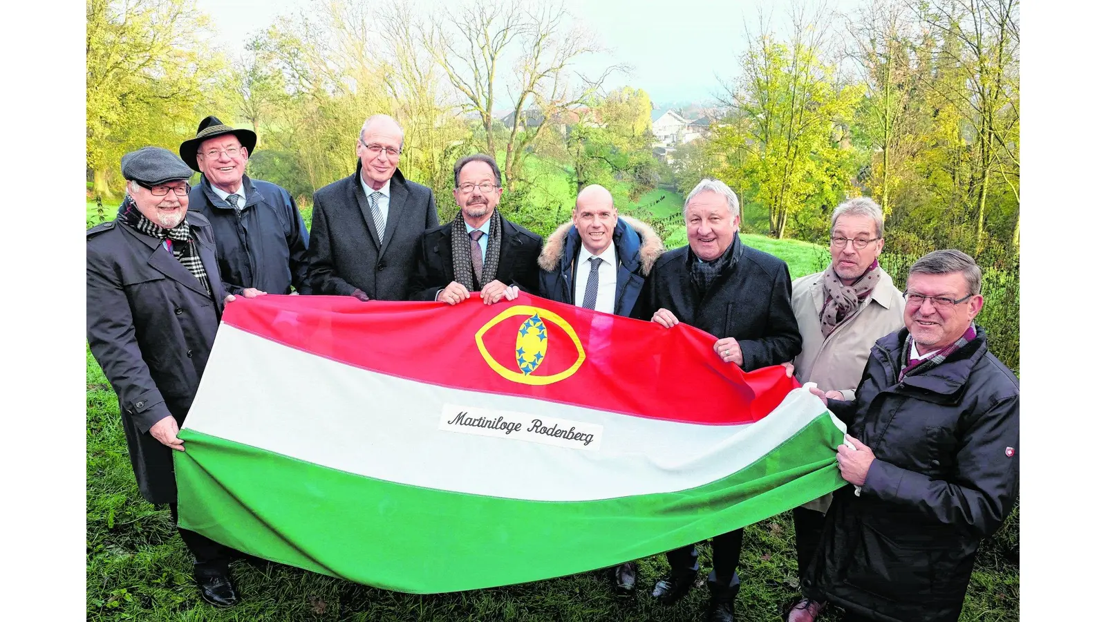 Mit Blick auf Rodenberg singen die Brüder der Martiniloge ihr Lied (Foto: jl)