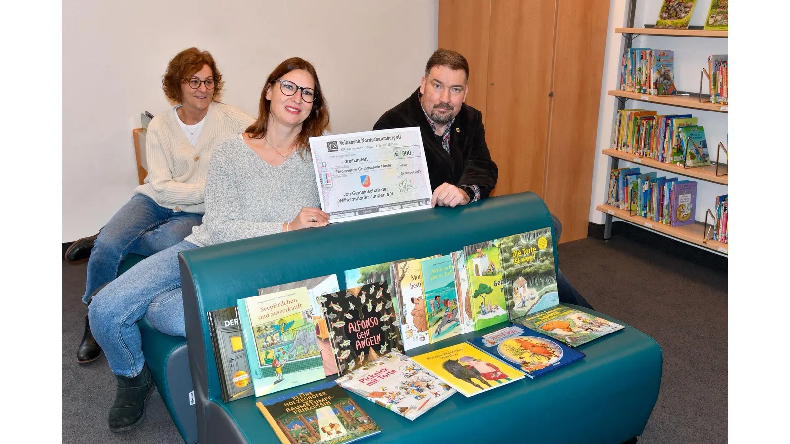 Der Verein Wilhelmsdorfer Jungs übergibt eine Spende über 300 Euro an den Grundschulförderverein. (Foto: bb)