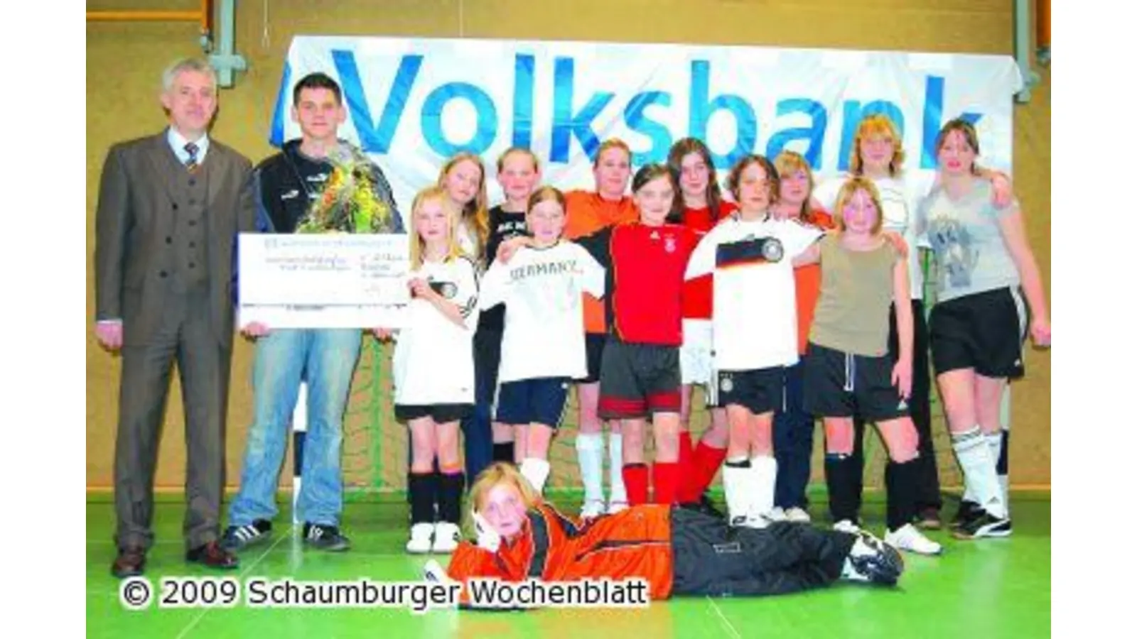 Volksbank sponsert Fußballmädchen (Foto: ste)