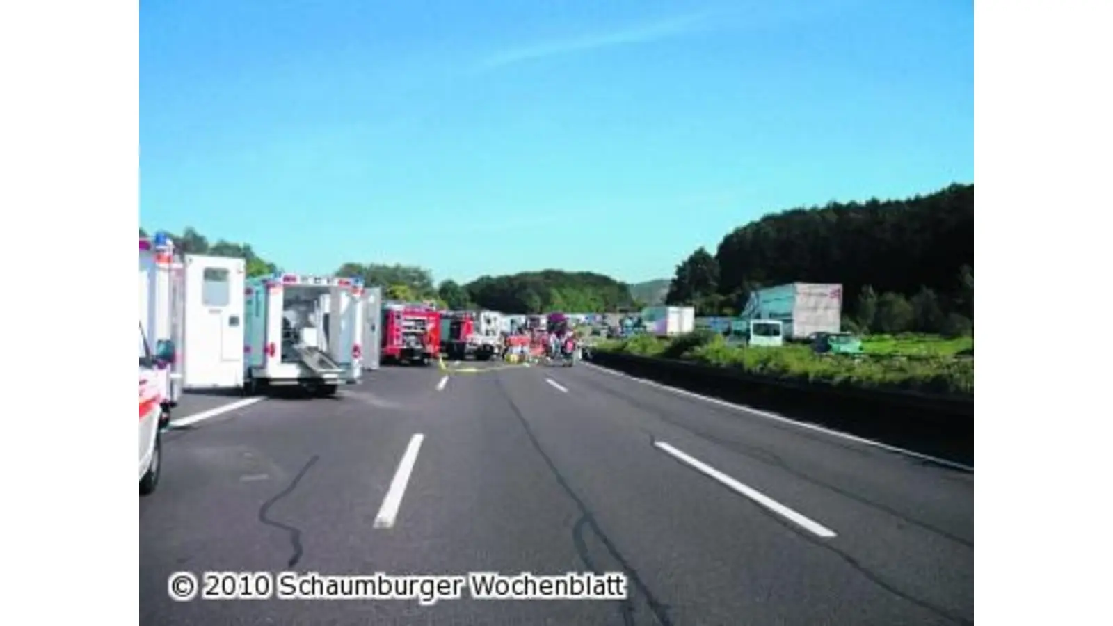 Sattelzug rast durch Mittelleitplanke (Foto: ste)