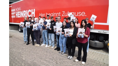 17 der 27 Berufsanfänger mit ihren Startermappen. (Foto: ab)