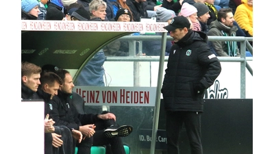 96-Trainer Stefan Leitl und sein Team stehen schon am dritten Spieltag in Rostock gehörig unter Druck. 