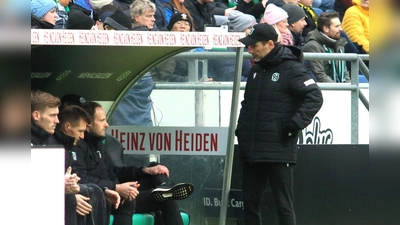 96-Trainer Stefan Leitl und sein Team stehen schon am dritten Spieltag in Rostock gehörig unter Druck. 