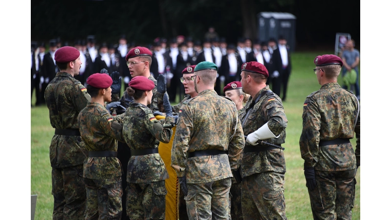 Mit der Hand an der Truppenfahne schwören oder geloben die jungen Soldatinnen, der Bundesrepublik Deutschland treu zu dienen und das Recht und die Freiheit des deutschen Volkes tapfer zu verteidigen. (Foto: jp)